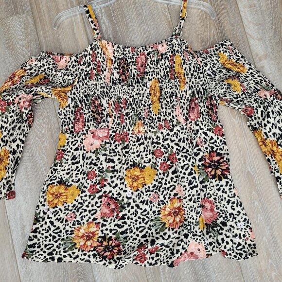 Torrid Sz 1 Babydoll Crinkle Gauze Smocked Cold Shoulder Top - Picture 5 of 7